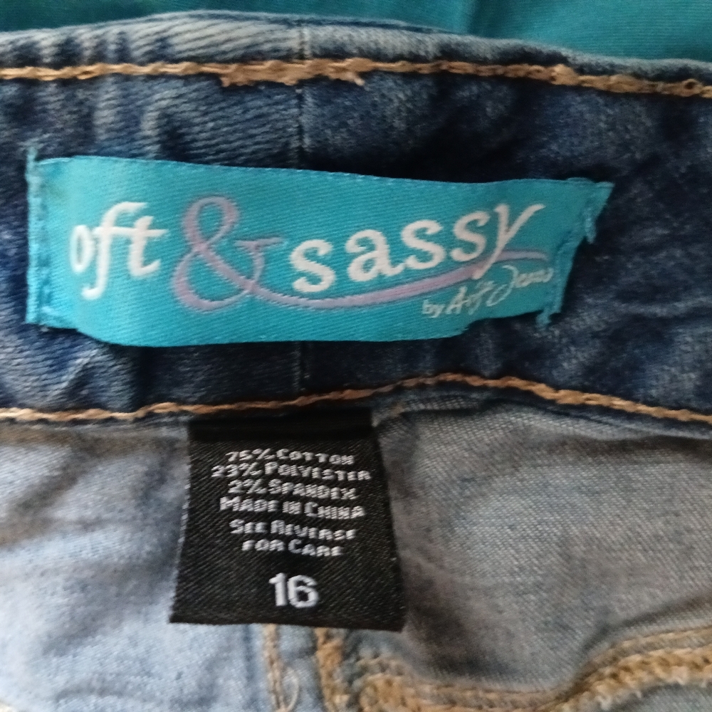 Ariya Jeans - Picture 3 of 3